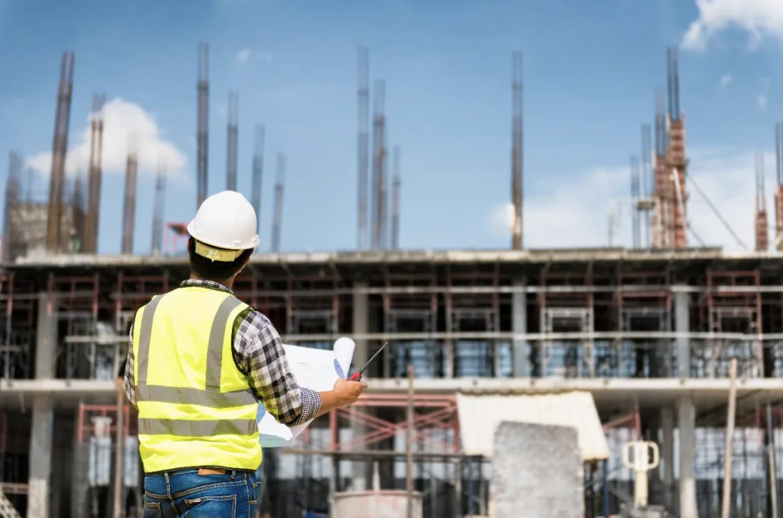 Un operaio osserva il cantiere
